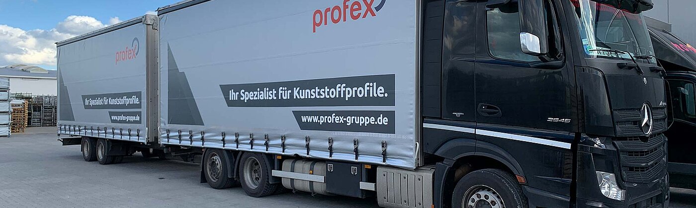 LKW mit zwei Anhängern