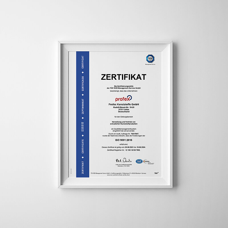 Zertifikat DIN ISO 9001:2015 eingerahmt an einer Wand